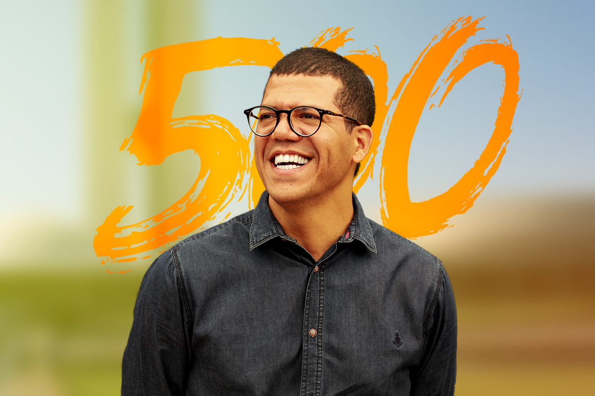 Foto do candidado com o número 500 atrás. Ao fundo, um ambiente desfocado.